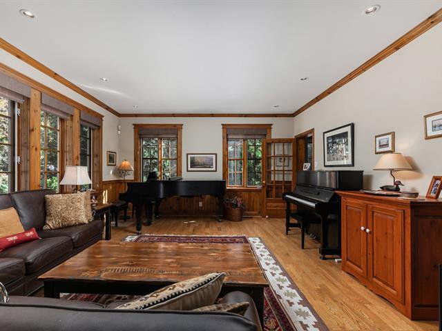 Den : Piano room