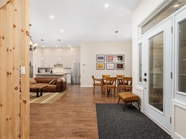 Hallway : Front Entrance
