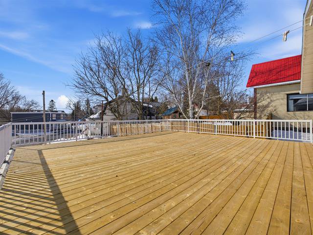 Large balcony above the garage