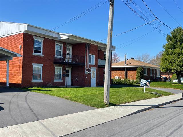 Quadruplex Saint-Jean-sur-Richelieu / Iberville - 335-339, Av. Leclerc