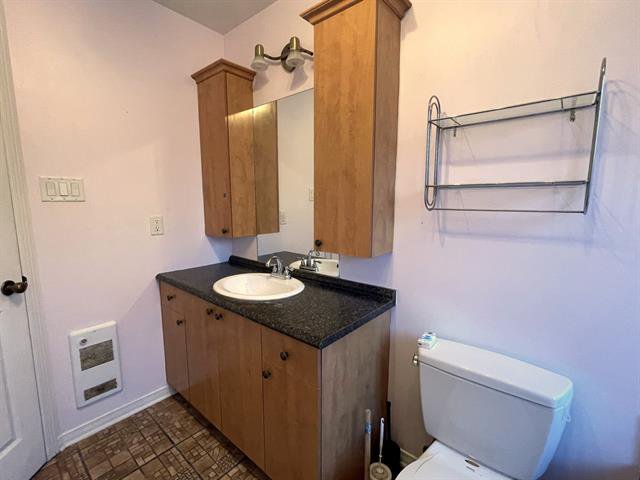 Bathroom : on ground level