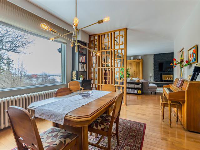 Salle à manger : Vue sur la ville, vue sur le fleuve