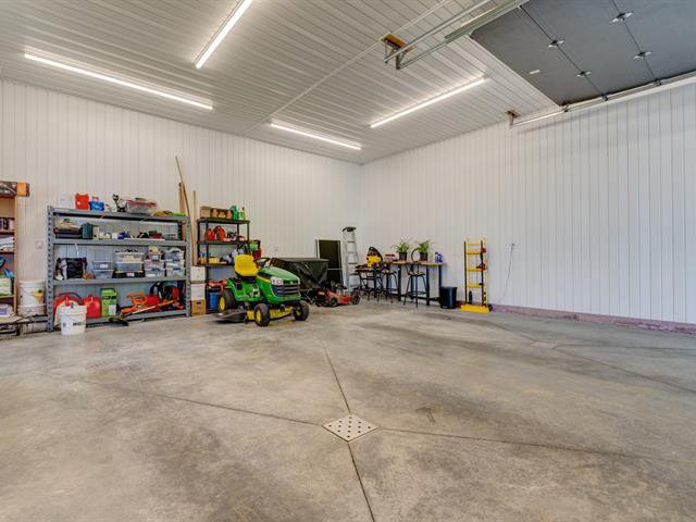 Garage : 28' X 28'