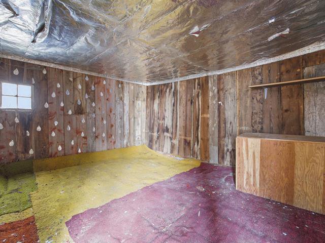 Attached hangar accessible via side entrance