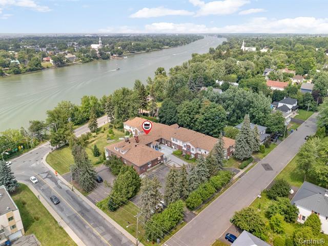 Bâtisse et terrain commerciaux Mont-Saint-Hilaire - 