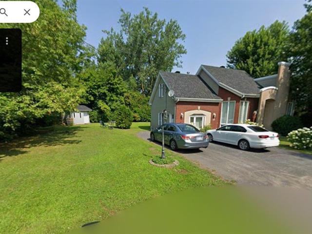 Façade : 3 stationnements: un derrière l'autre.