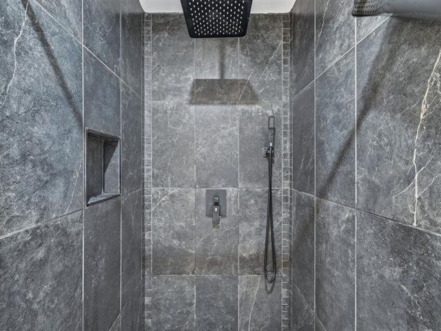 Douche en céramique avec alcôve