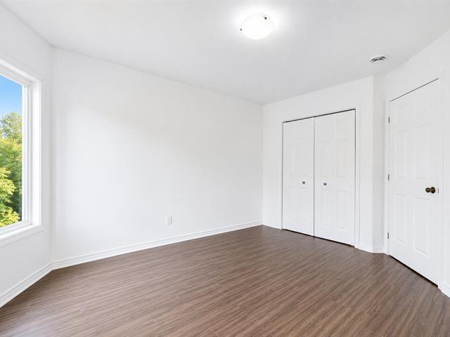 Chambre à coucher principale : ia pas de meuble. 2e étage pl. flottant