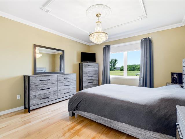 Chambre à coucher principale : Grande fenêtre côté cours