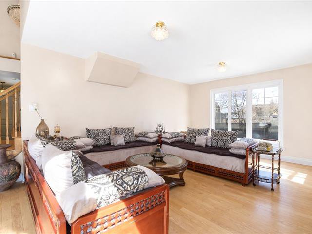 Salon : Belle fenestration! Planchers lattes de bois