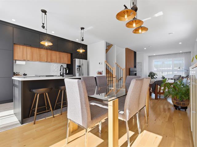 Salle à manger : Planchers en lattes de bois franc + encastrées