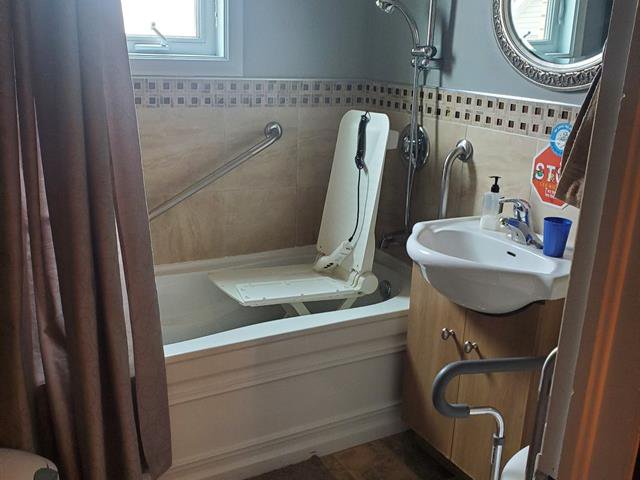 Salle de bains : Salle de bain adaptée  résidence intermédiaire