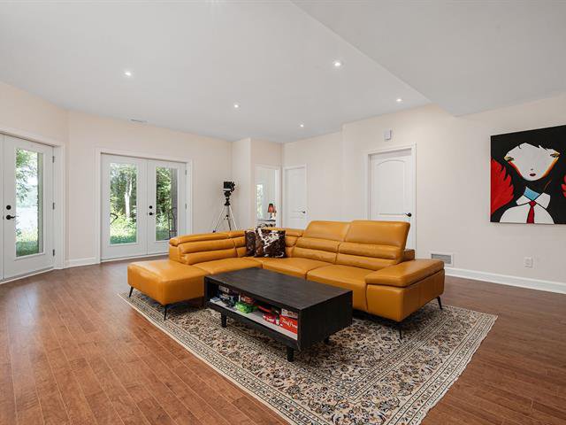 Family room : Spacious Family Room, Walkout Level