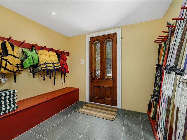Hallway : Mudroom garden level