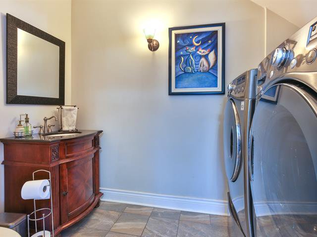 Washroom : Between kitchen and dinning room