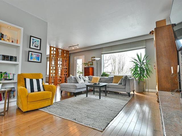 Salon : Vue sur la ville, vue sur le fleuve