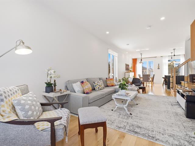 Salon : Lattes de bois, Plafonds 9 pieds