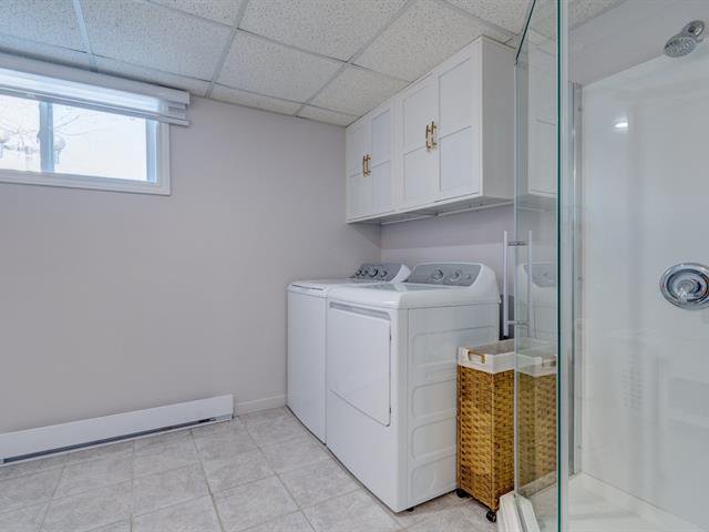 Salle de lavage : avec douche en coin au sous-sol