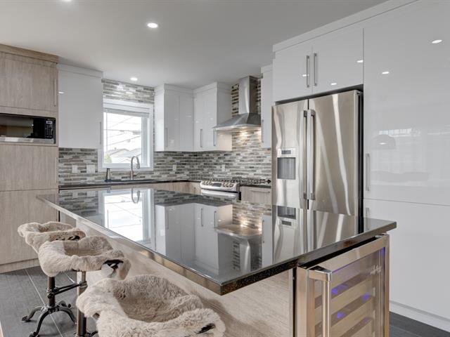Cuisine : Îlot de 8' x 3' 3'' avec comptoir de granite