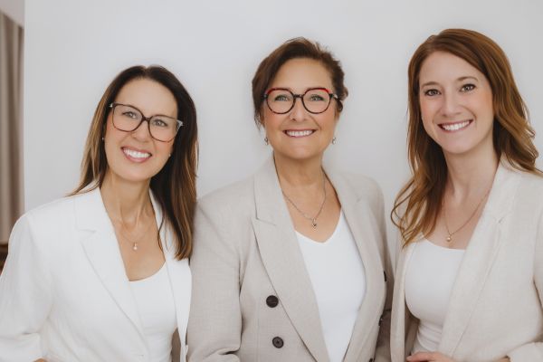 Martine Cordeau au centre Johanne Brabant et Vanessa Vincent